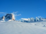 El impresionante cerro Cachet tras el Glaciar Nef
