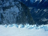 El glaciar Leones precipitandoce hacia el lágo homónimo