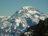 El coloso del Aconcagua y el Cerro Tolosa. Nótese el glaciar del hombre cojo, forma claramente visible a la izquierda y abajo del centro de la foto
