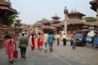 La agitada plaza Durabar, que por muy patrimonio de la humanidad, igual los templos están llenos de Motos, cables, vendedores, etc