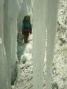 Natalia en el laberinto de hielo que conduce al paso del Amphulapcha La