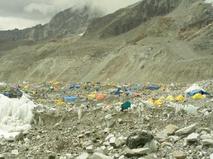 El aglomerado campamento base del Everest