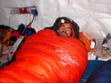 Durmiendo apaciblemente en el iglú