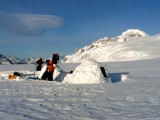 Dejando nuestro iglú a por un día de escalada
