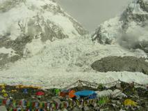 La mitica cascada del Khumbu desde el campamento base del Everest