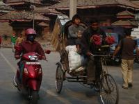 Motos y carritos a propulsión humana son los medios de transporte más habituales en las estrechas calles de Katmandu