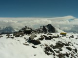 El GPS midiendo la Cumbre Principal, atrás las cumbres Sur y Chilena, aparentemente más altas.